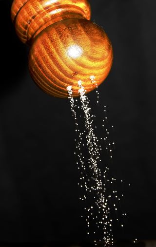 上部，调味品摇壶，盐，盐摇壶，涓流，水晶，季节，胡椒和盐