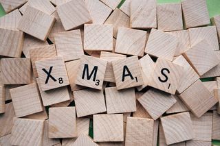 棕色木制立方体玩具