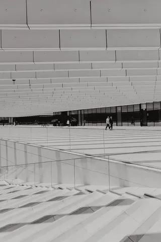 现代白色建筑，建筑师艾利斯·马泰乌斯的EDP总部，葡萄牙里斯本