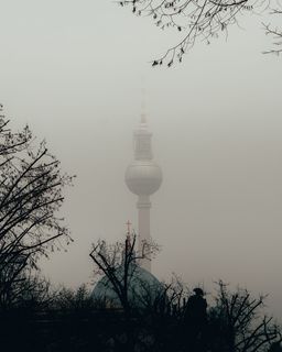 有雾的太空针塔