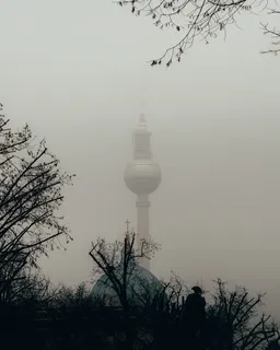 有雾的太空针塔