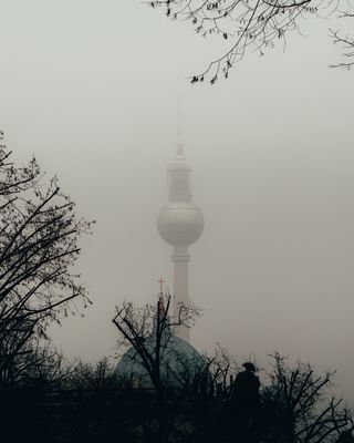 有雾的太空针塔