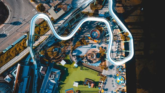 白池滑梯白天航拍照片