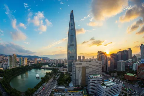 黄金时段的建筑物和水体 黄金时段的建筑物和水体