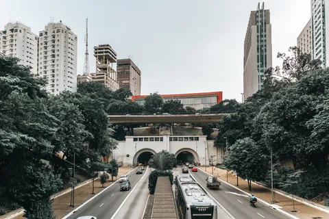 一辆灰色的公共汽车停在路上 一辆灰色的公共汽车停在路上