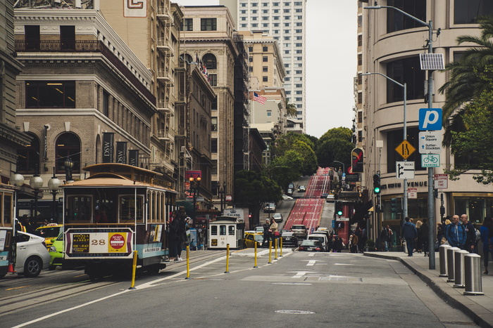 建筑物旁的道路