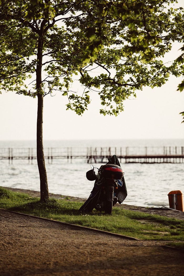晴朗的天空，草地，湖泊，树叶，摩托车，海洋，公园，码头