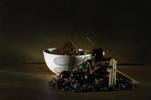 圆形白色碗,棕色粉末 圆形白色碗,棕色粉末