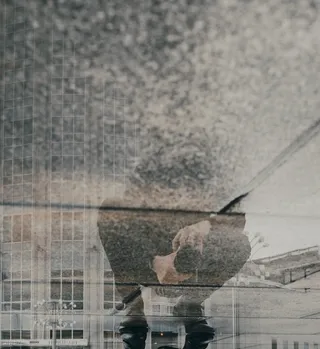 灰色混凝土地面，水，人，雨，水坑，反射，城市，城市