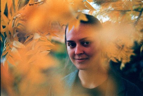 站在黄叶树下的女人