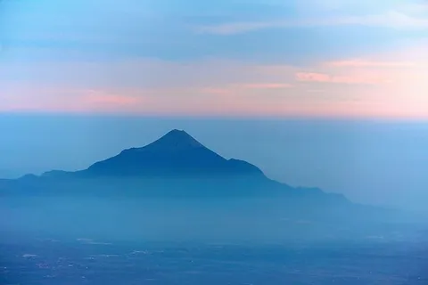 高山、有盖、雾、白天、自然、风景、旅行、冒险 高山、有盖、雾、白天、自然、风景、旅行、冒险