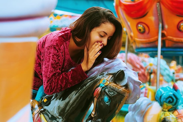 骑黑马的女人