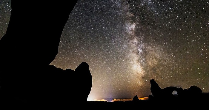 星星，万里无云，夜晚，拱门，石头，星星，岩石，灯光
