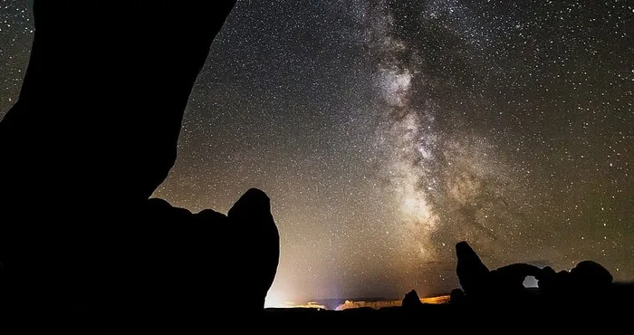 星星，万里无云，夜晚，拱门，石头，星星，岩石，灯光