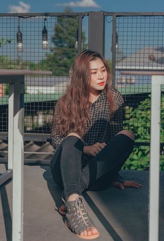 坐在地板上的女人