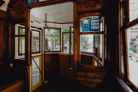 葡萄牙里斯本街头著名的复古黄色28有轨电车