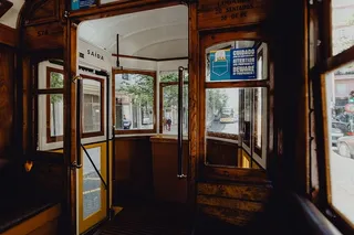 葡萄牙里斯本街头著名的复古黄色28有轨电车