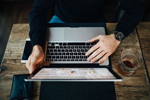 在现代咖啡馆工作的年轻企业家