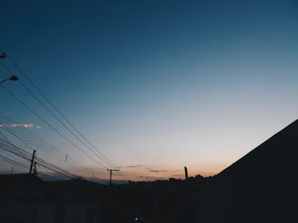 电线杆和房屋的轮廓摄影 电线杆和房屋的轮廓摄影