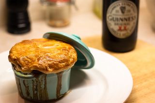 爱尔兰，都柏林，晚餐，牛肉和吉尼斯，牛肉，吉尼斯，馅饼，波特