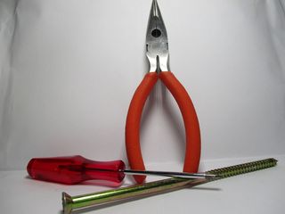 滑车、卡钳、螺丝刀、螺钉、摄影棚快照、室内、静物画、红色