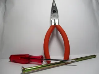 滑车、卡钳、螺丝刀、螺钉、摄影棚快照、室内、静物画、红色