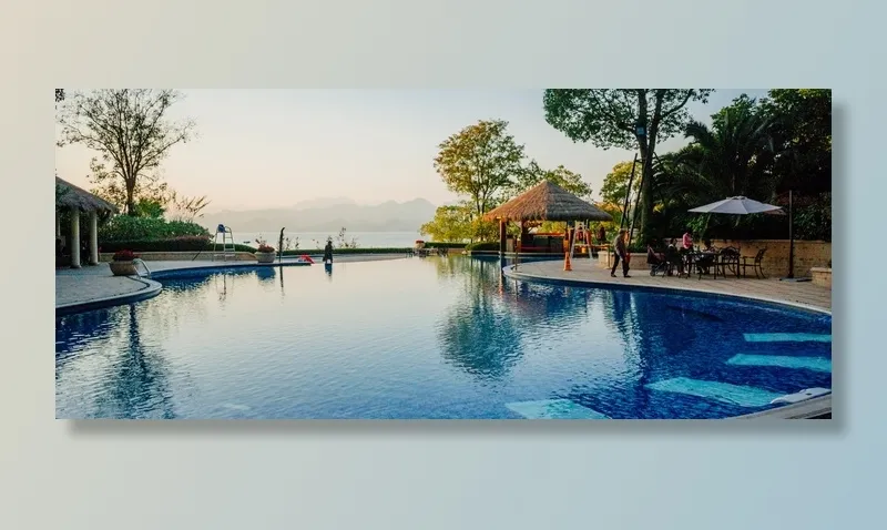 带露台的游泳池