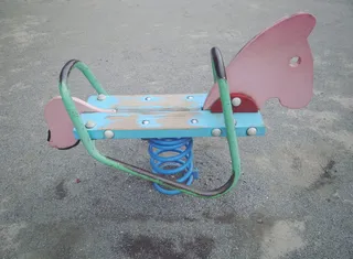 马、玩具、公园、木材、操场、旧的、生锈的、废弃的