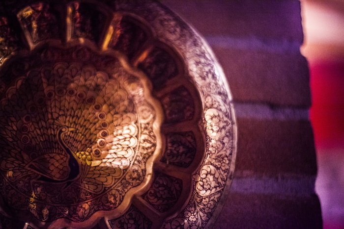 灰色表面的不锈钢容器