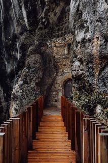 斯洛文尼亚波斯托尼亚洞穴口的Predjama城堡