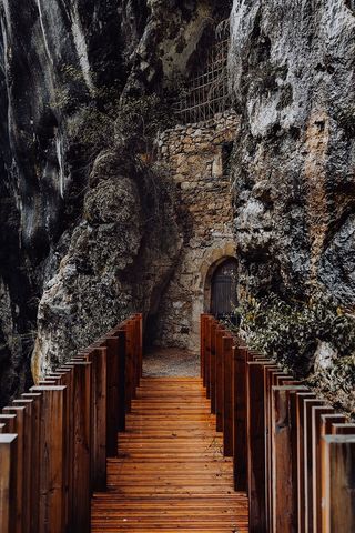 斯洛文尼亚波斯托尼亚洞穴口的Predjama城堡