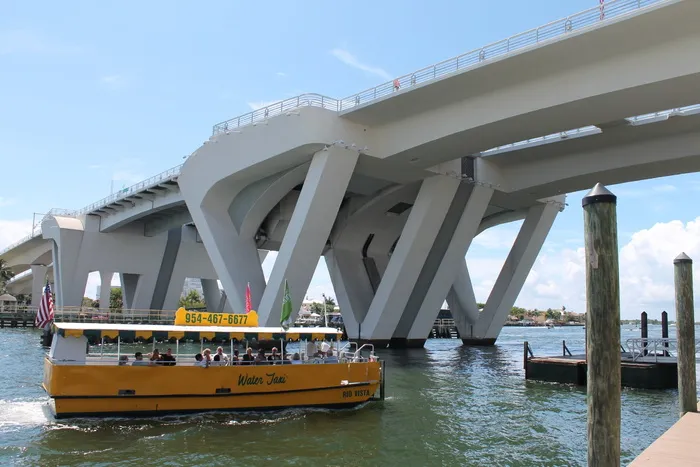 桥梁、水上出租车、海岸内、船只、河流、旅游、观光、交通