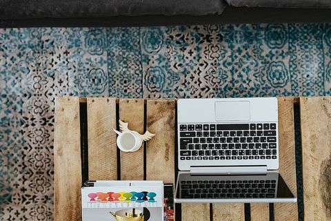 设计师设计的客厅内部有一个木箱桌和浅蓝色地毯