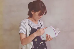 拿着白皮书的女人