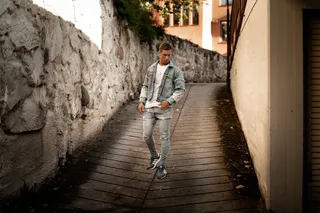 站在巷子里的男人