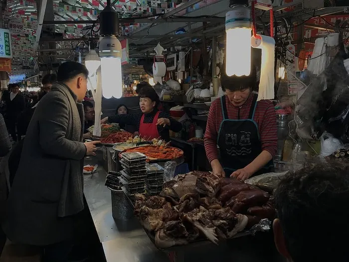 市场上的人，人，人，餐，食物，餐厅，自助餐厅，自助餐