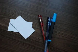 两支，白色，纸张，旁边，红色，黑色，圆珠笔，一支