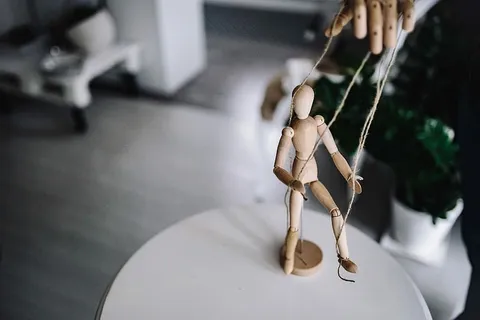 各种姿势的木制人体模型 各种姿势的木制人体模型