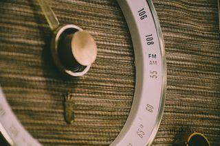 棕色织物上的白色和灰色圆形透镜