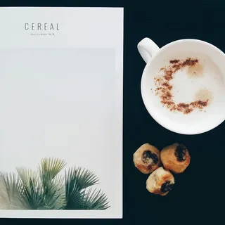 一边看杂志一边喝卡布奇诺