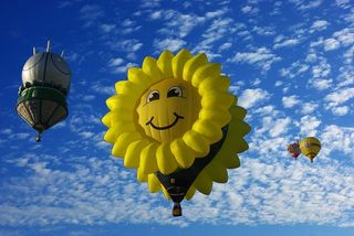 黄色，向日葵，热气球，多云，蓝色，天空，白天
