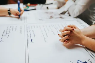 与创意设计师进行头脑风暴会议