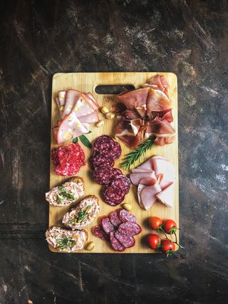 木制砧板上的肉片