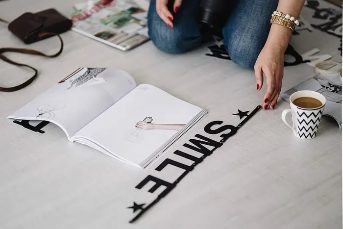 整理乱码信件的女人