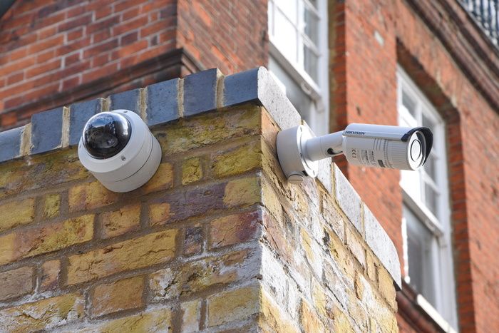两个，白色，组合式墙壁，安装，安全摄像头，棕色，砖墙，cctv