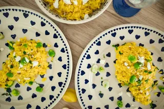 蓝心形可爱盘子里的蚕豆意大利饭