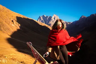 站在棕色躺椅旁的女人