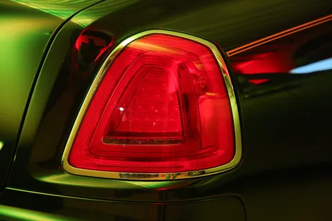 汽车、前照灯、尾灯、后视图、切口、光制动、设备、特写镜头 汽车、前照灯、尾灯、后视图、切口、光制动、设备、特写镜头