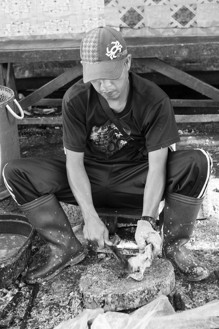 服装，服饰，人，人，帽子，工人，鞋类，鱼