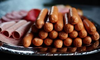 热狗和火腿在盘子里
